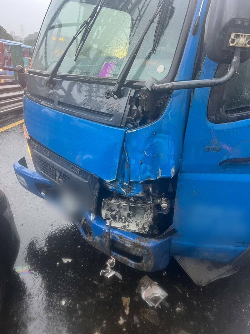 中山高汐止北上路段今天清晨传出二次事故引发的连环车祸，高姓货车驾驶发生自撞事故，下车处理时遭撞弹飞到对向车道身亡；图为自撞的小货车。（记者吴仁捷翻摄）