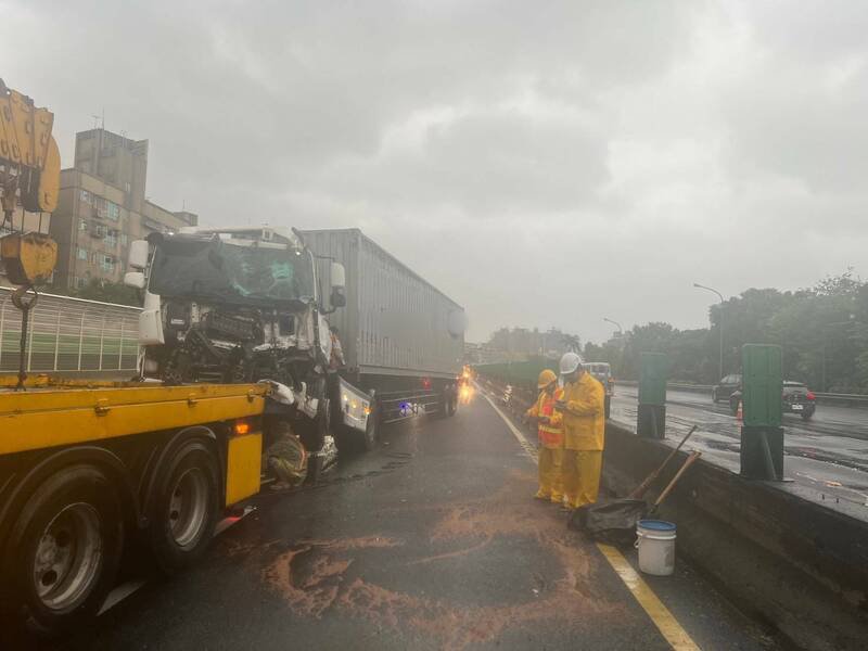 中山高汐止北上路段今天清晨传出二次事故引发的连环车祸，造成一死ㄧ伤、4车受创，遭撞驾驶弹飞到对向车道身亡；图为货柜车撞上死者驾驶的大货车，车头全毁。（记者吴仁捷翻摄）