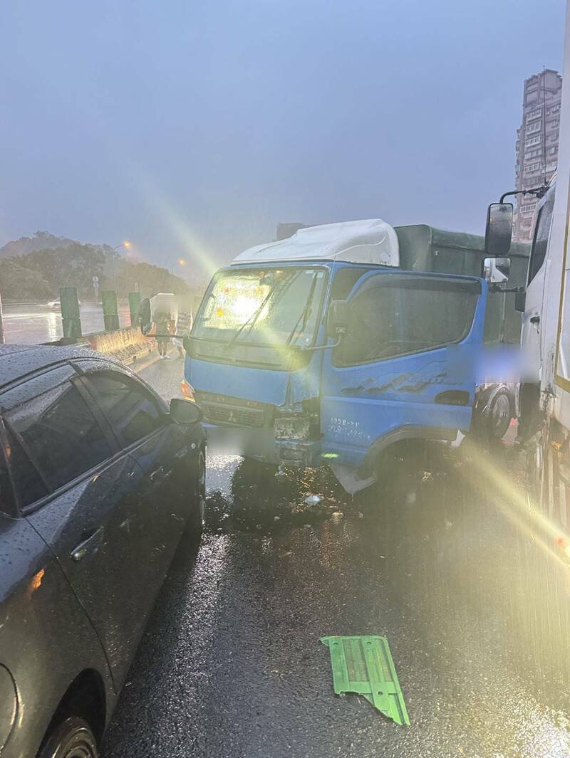 中山高汐止北上路段今天清晨传出二次事故引发的连环车祸，高姓货车驾驶发生自撞事故，下车处理时遭撞弹飞到对向车道身亡；图为自撞的小货车。（记者吴仁捷翻摄）