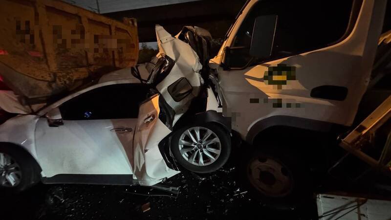 国道一号高速公路北向182.5公里（台中市南屯路段），昨天晚上发生4连环撞事故。（民众提供）