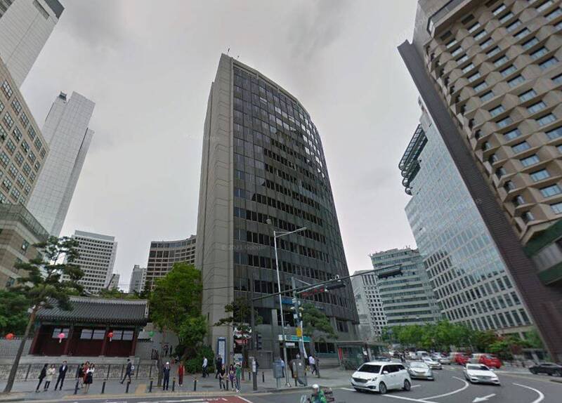 位于南韩首尔广场附近的办公大楼首尔中心大厦今早发生火警。（图撷自GoogleMap）