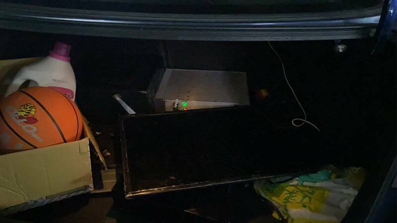 诈骗集团伪基地台藏身在自小客车中机动发送钓鱼简讯，当场遭警方查获。（记者陈建志翻摄）