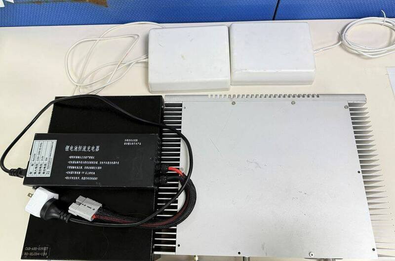 台中地检署指挥电侦二队破获诈骗集团伪基地台，当场查扣假基地台设备、电池、电池充电器等证物。（记者陈建志翻摄）