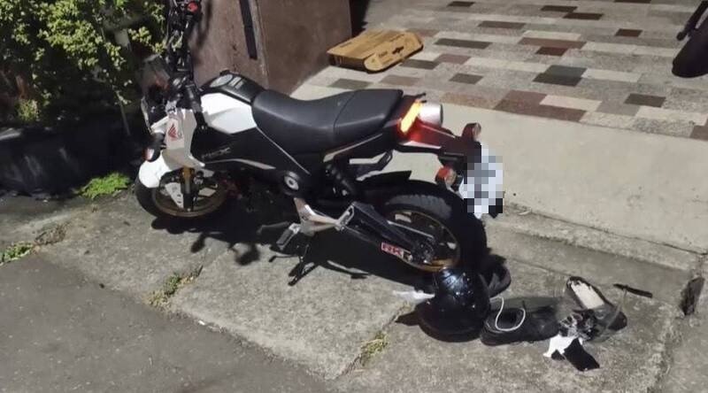 黄男骑著这辆白牌档车今（21）日凌晨撞上穿越马路的林姓车行老板。（民众提供）