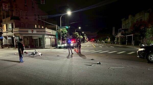 林姓车行老板今（21）日凌晨在这处路口穿越马路被机车撞上送医不治。（民众提供）