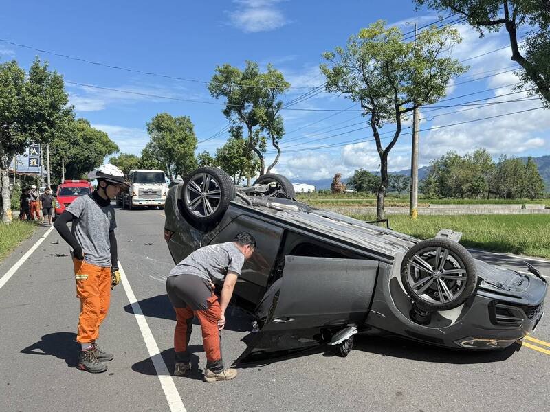 刚好结束训练的消防队路过查看。（陈宏宗议员服务团队提供）