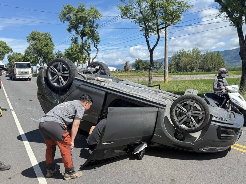 刚好结束训练的消防队路过查看。（陈宏宗议员服务团队提供）