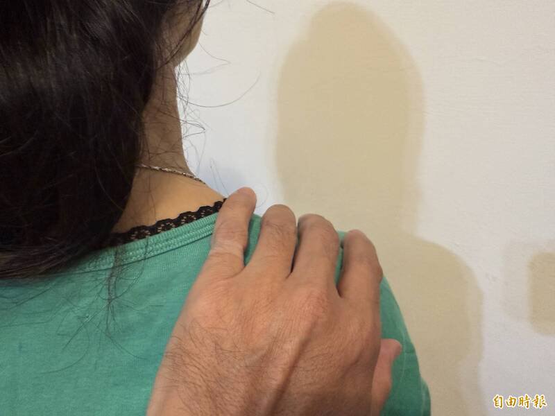 女大学生同意与郭姓学长交往，但要求禁摸身体，郭男却三次触摸，台南地院判郭男赔十二万元。示意图。（记者王俊忠摄）