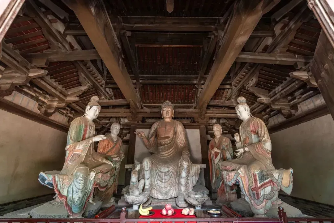 极端湿的天气下，青莲寺的佛祖也需要文保工作者的保护。（图/视觉中国）