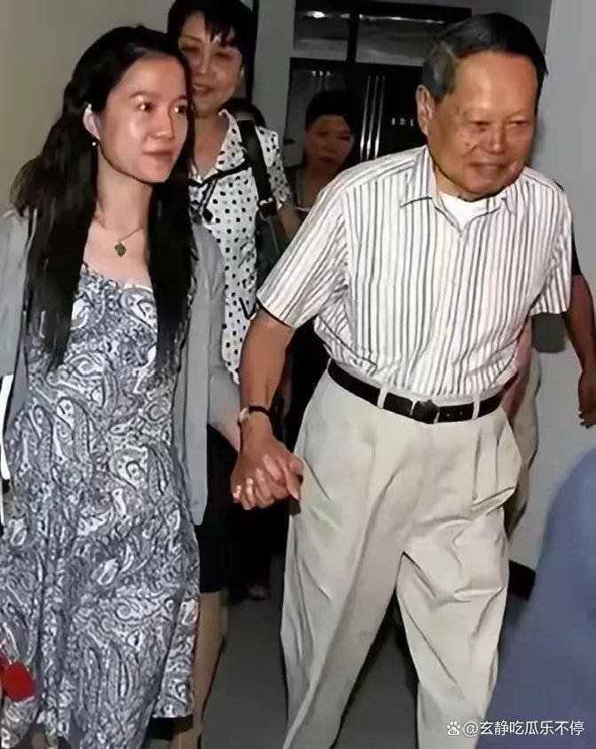 杨振宁离世后 49岁翁帆震撼转型 不继承巨额遗产 未来规划引热议！