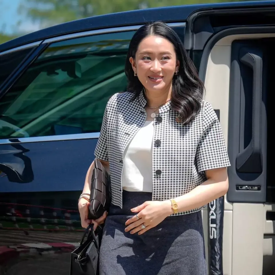 泰国美女前总理久违探监，拎60万爱马仕很贵妇