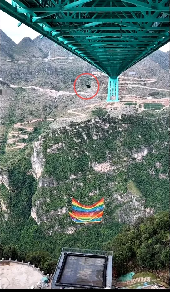 贵州峡谷大桥推“无绳蹦极” 文旅局:真人测过 安全