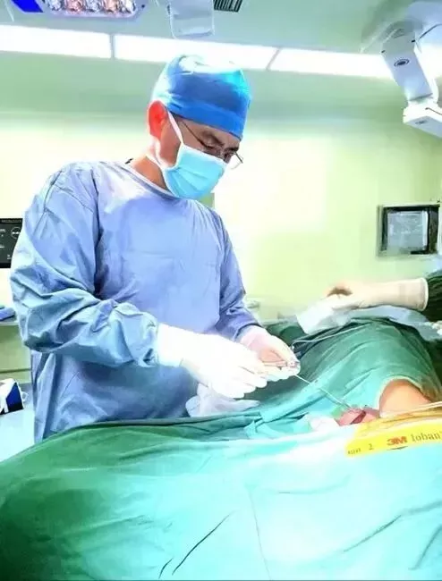 吴敏飞教授率队进行脊髓神经接口植入