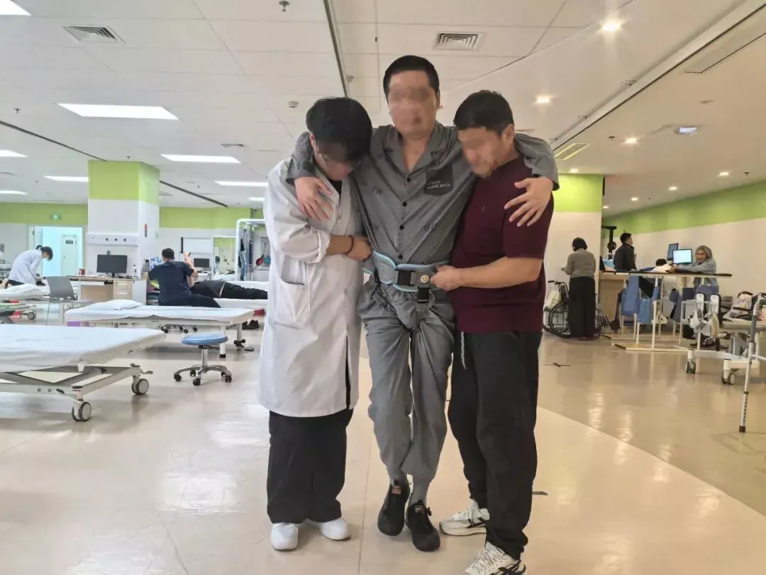全球首例！中国医生让四肢瘫痪者自主行走