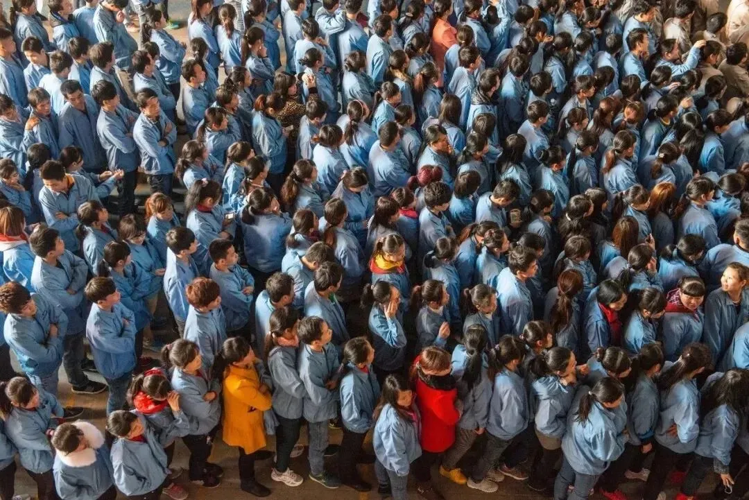 2014年12月31日，一家纸品厂举行员工运动会，全场2000多员工集合，听老板讲话