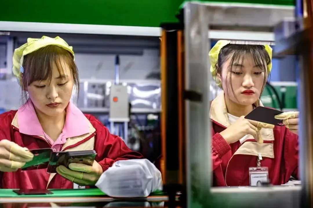 一家手机配件厂的打工人，正在岗位上进行作业