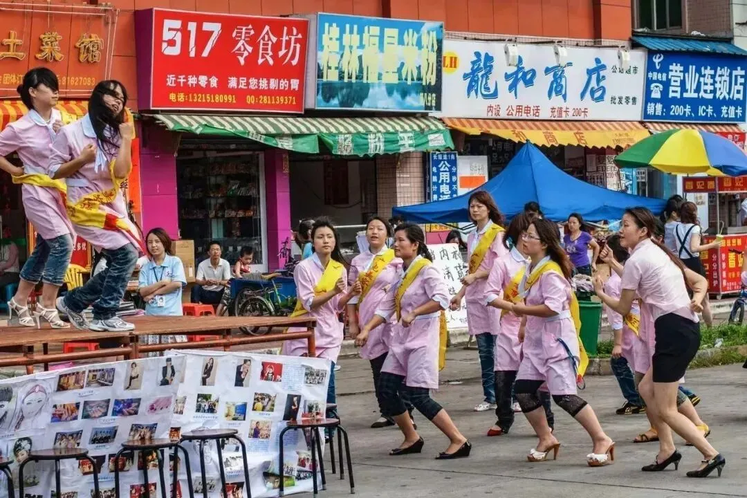女工们下班后参加化妆培训，培训班让他们先跳舞。