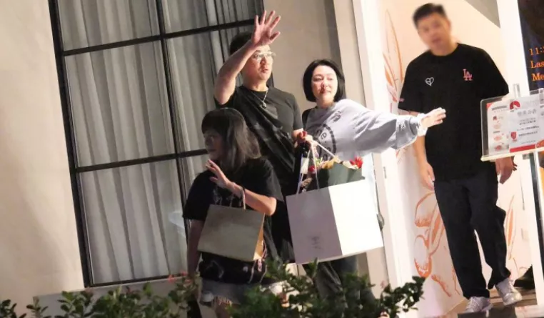 小S庆功宴全家都来了!具俊晔为S妈按摩肩膀