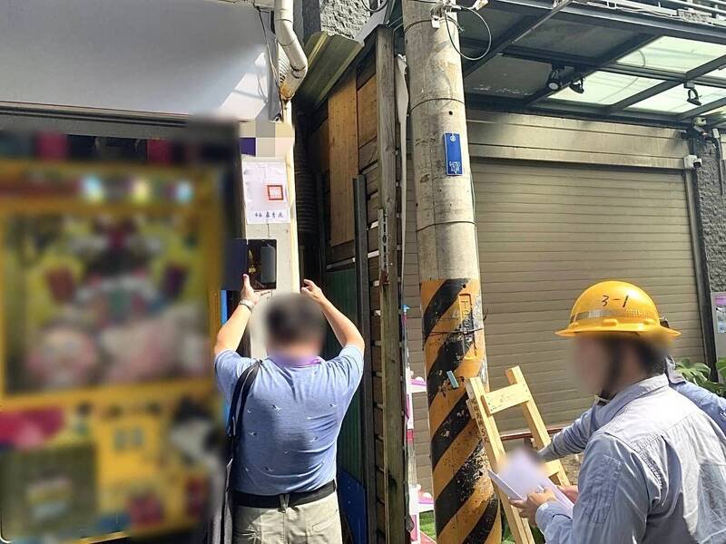 东海商圈麻将馆门口摆娃娃机台，台中市公安联合稽查小组执行断水断电。（图由读者提供）