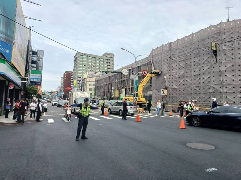 五权路周边道路目前已实施交通管制，以利清理作业进行。（民众提供）