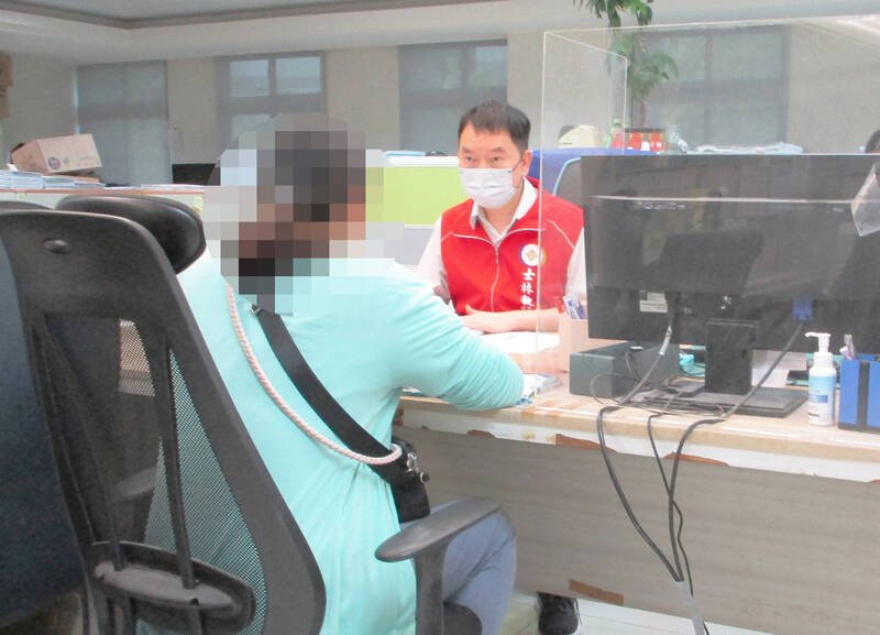 张女至士林分署缴清所有欠款，并笑称「多亏中乐透，终于能安心上班，不再担心饭碗受影响了。」（记者刘咏韵翻摄）