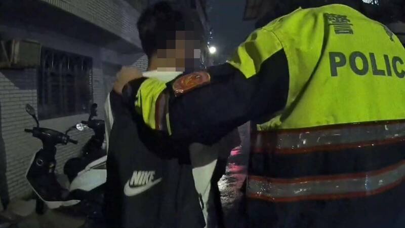 郑姓车手21日晚间与被害人相约交付168万元，桃园警分局中路派出所员警获报赶抵，当场将郑姓车手制伏。（记者郑淑婷翻摄）