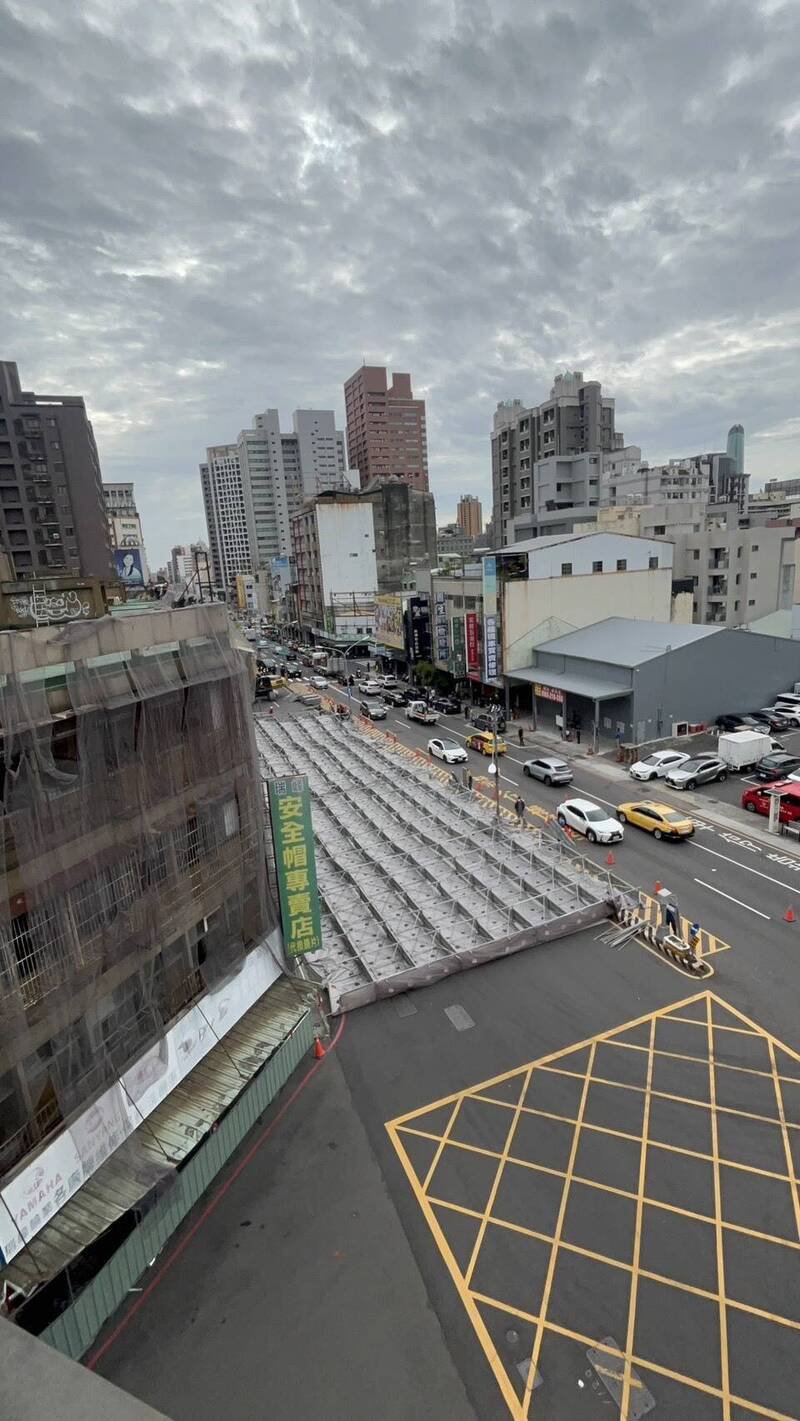 倒塌鹰架占据道路。（民众提供）