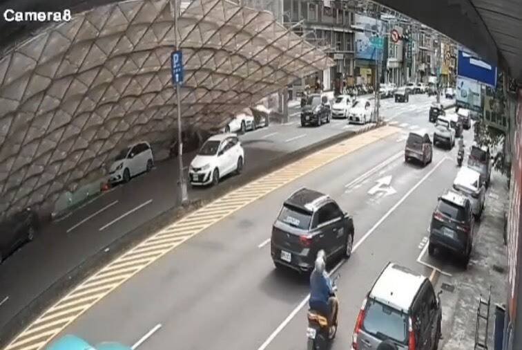 整片鹰架倒塌瞬间。（民众提供）