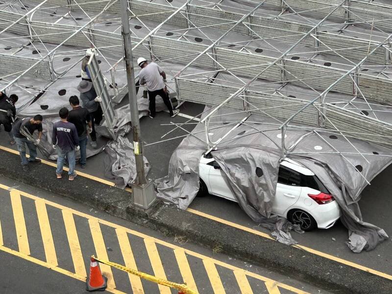 倒塌鹰架压到汽车。（民众提供）