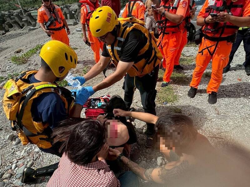 冲浪客身上多处遭礁石割擦伤。（台东县消防局提供）