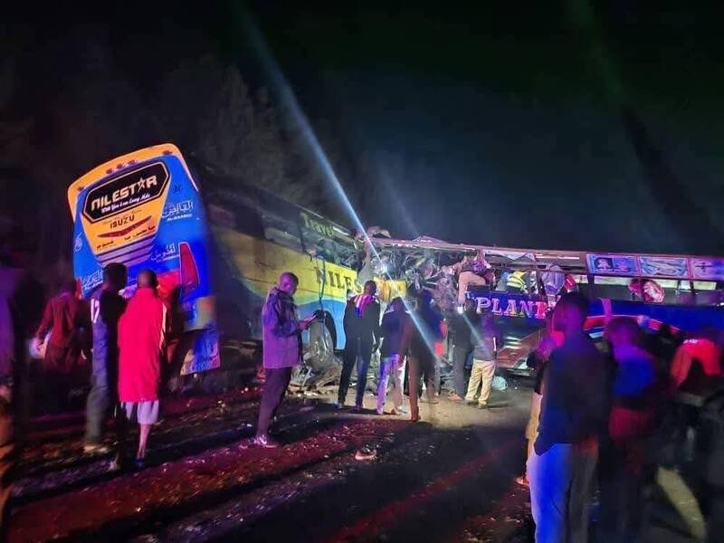 乌干达2辆相向行驶的巴士在试图超车时迎面相撞。（图撷自X）