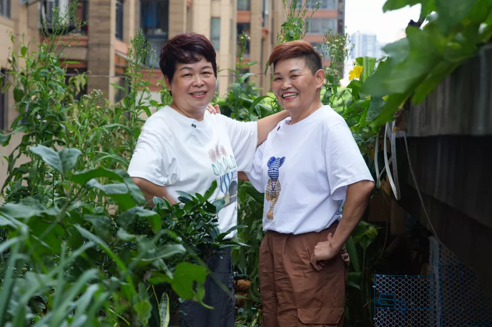 两位50岁女性,离婚后共同生活的十三年