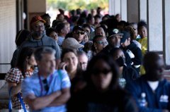 美国政府关门 联邦员工领免费食物大排长龙