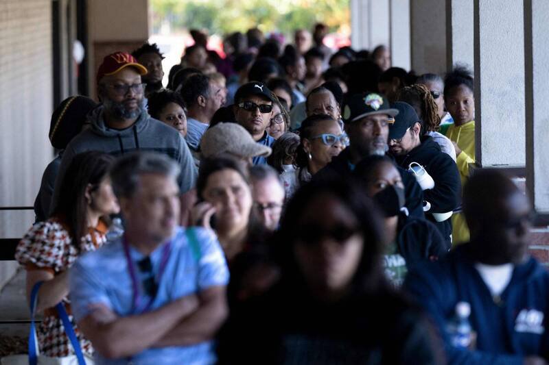 美国政府持续关门，食物银行和宗教组织合作在马里兰州向联邦职员发放免费食物。（法新社）