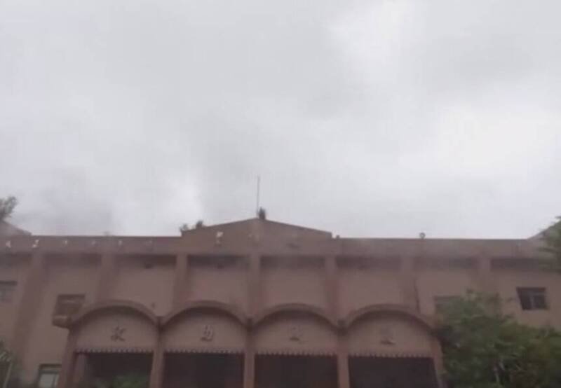 位于台北市通化街181巷已经闲置的乔治商职旧校区内一栋建物，今日下午传出火警。（记者郑景议翻摄）