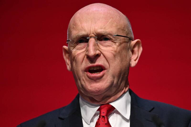 英国国防大臣希利表示，正在拟定新的法律授权，赋予武装部队可在军事基地上空击落「不明」无人机的权力。（法新社档案照）