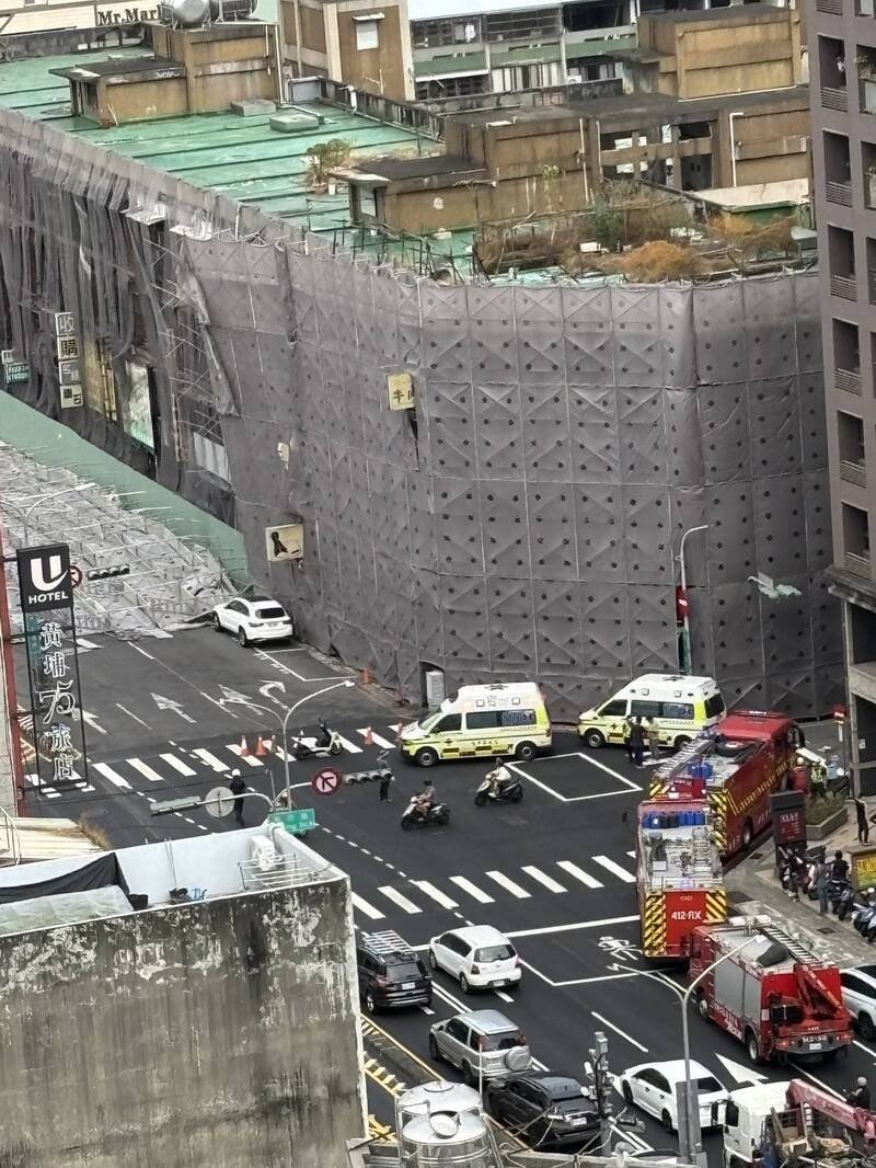 图中工地整片鹰架不敌强风倒塌。（民众提供）