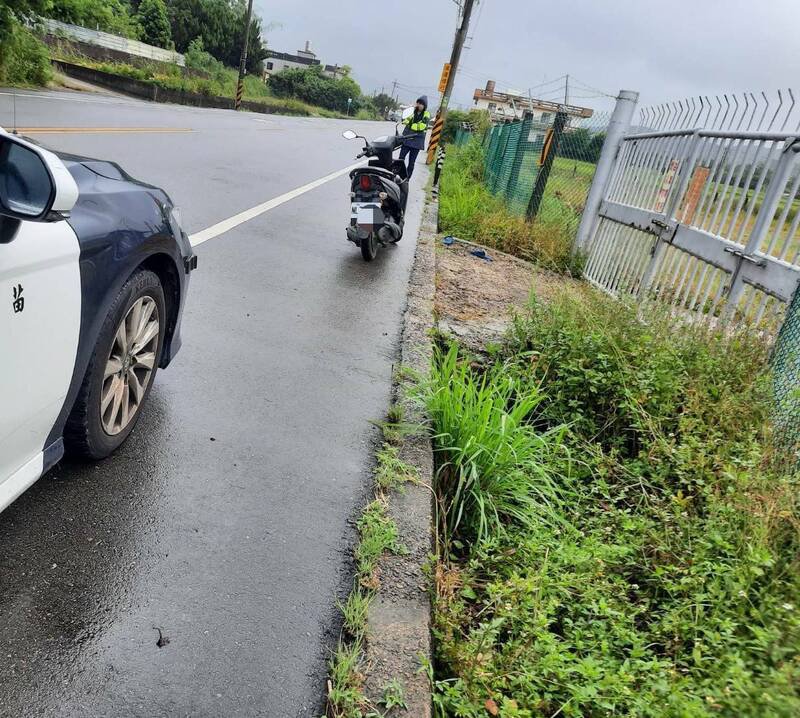 男子倒卧路旁，路人报警送医仍不治。图为李男停放路旁的机车。（民众提供）