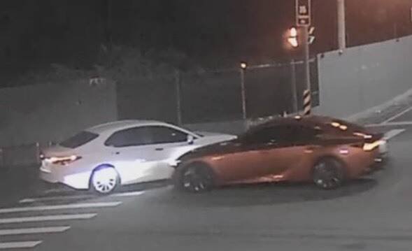 两辆轿车在路口碰撞瞬间。（民众提供）