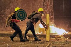 秘鲁示威酿1死逾百伤 总统宣布首都进入30天紧急状态