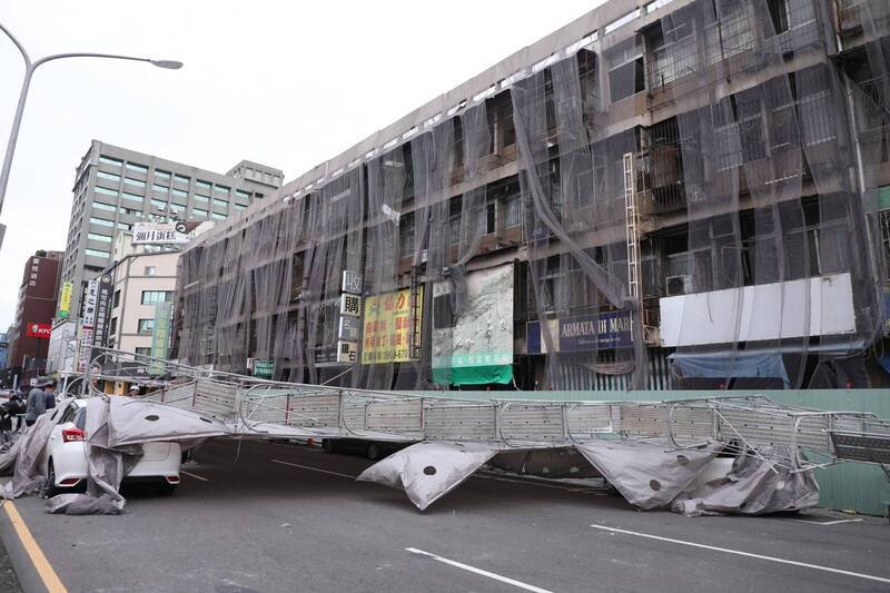 中央市场鹰架倒塌，中市府勒令停工、重罚18万元。（市府提供）