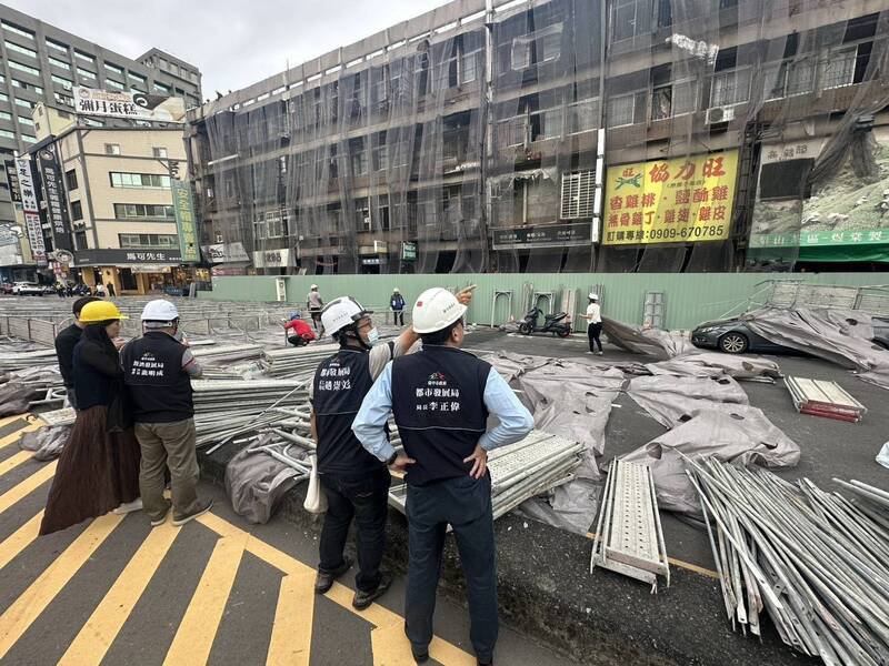 经发局推动中央市场拆除工程，工程鹰架倒塌遭勒令停工。（市府提供）