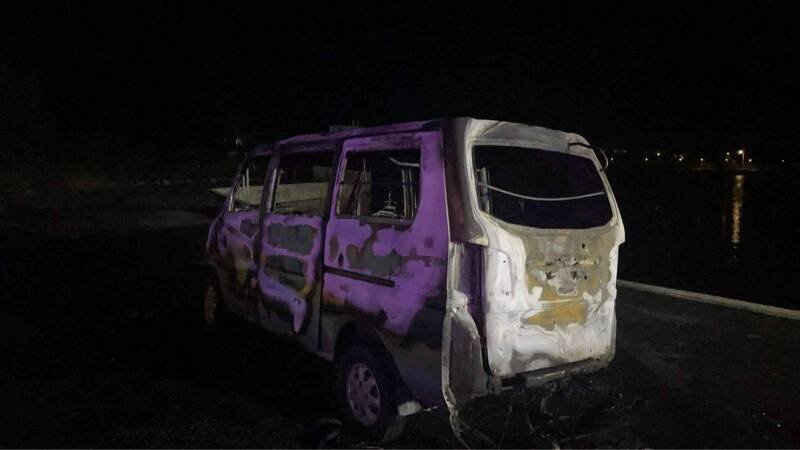 金湖镇金湖水库旁厢型车火烧车，车内发现一具焦尸。（金湖分局提供）