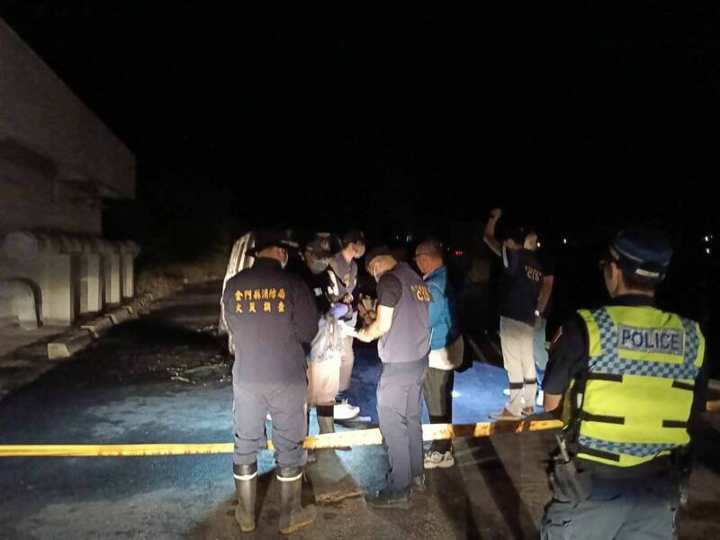 金湖分局及刑大鉴识组进驻现场调查搜证。（读者提供）