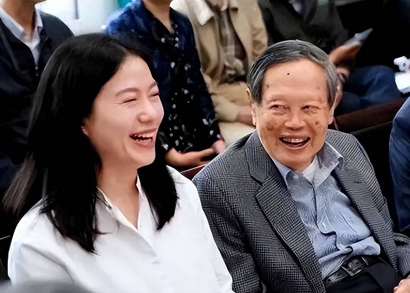 知情人曝杨振宁离世前状况 摔跤或是罪魁祸首 翁帆疑似早有察觉