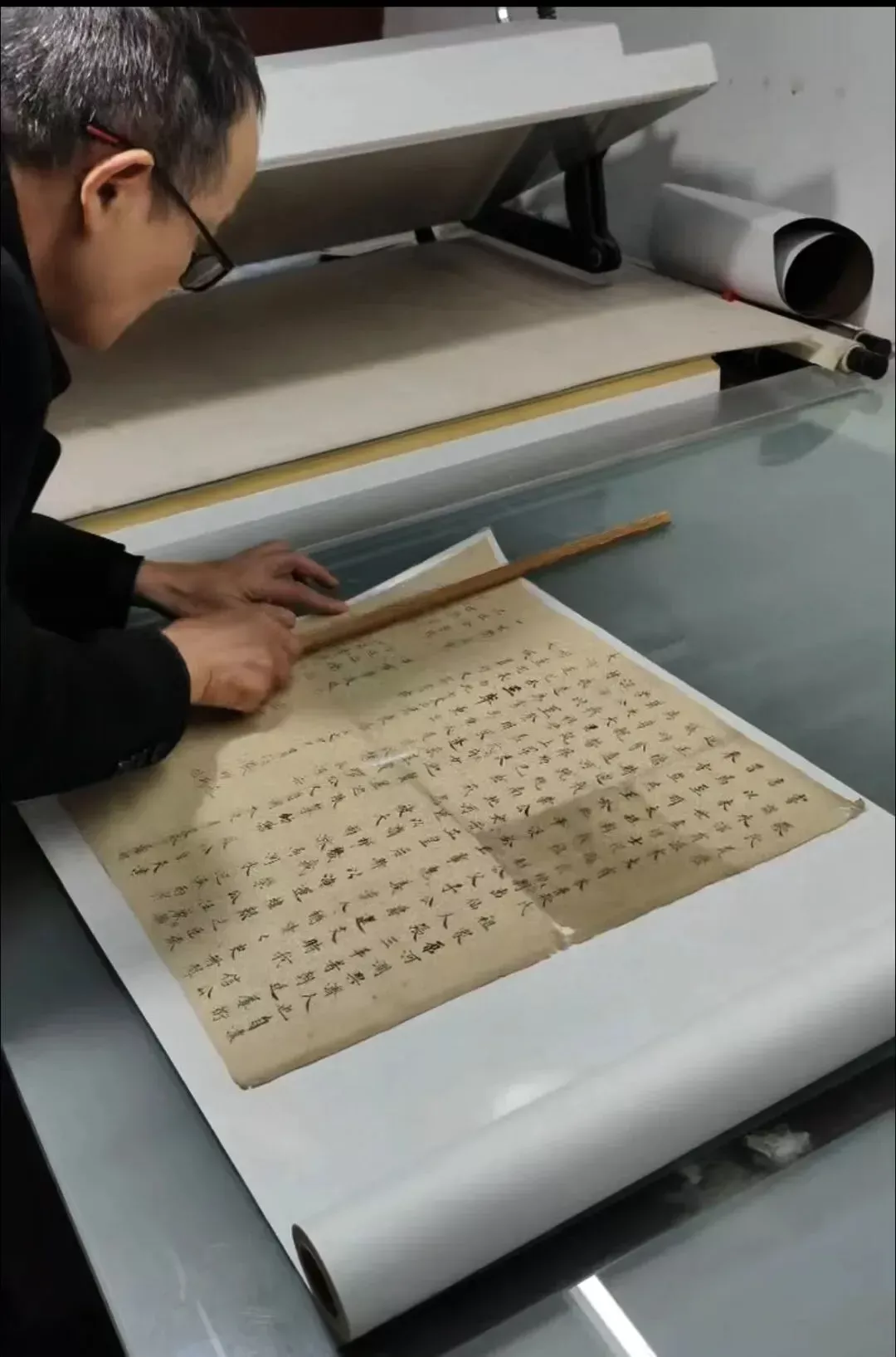 《张氏履历》为未装裱单页形制，长50公分、宽47公分，四边略有毛损，通篇以工整小楷书写，墨色沉着