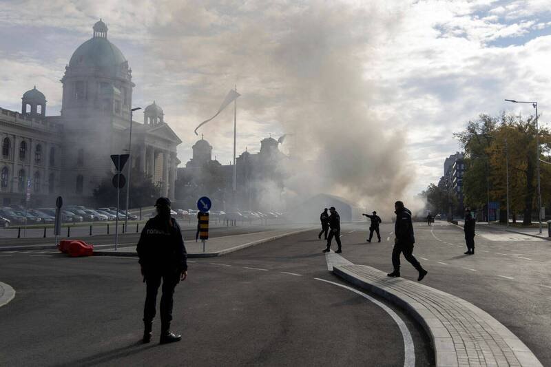 塞尔维亚首都贝尔格勒的国会大楼外的1座帐篷22日起火，现场浓烟四起。（路透）