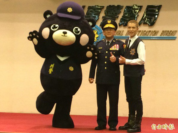 艺人萧敬腾化身刑警，担任「反诈」App代言，跟警政署署长陈国恩合影（记者邱俊福摄）