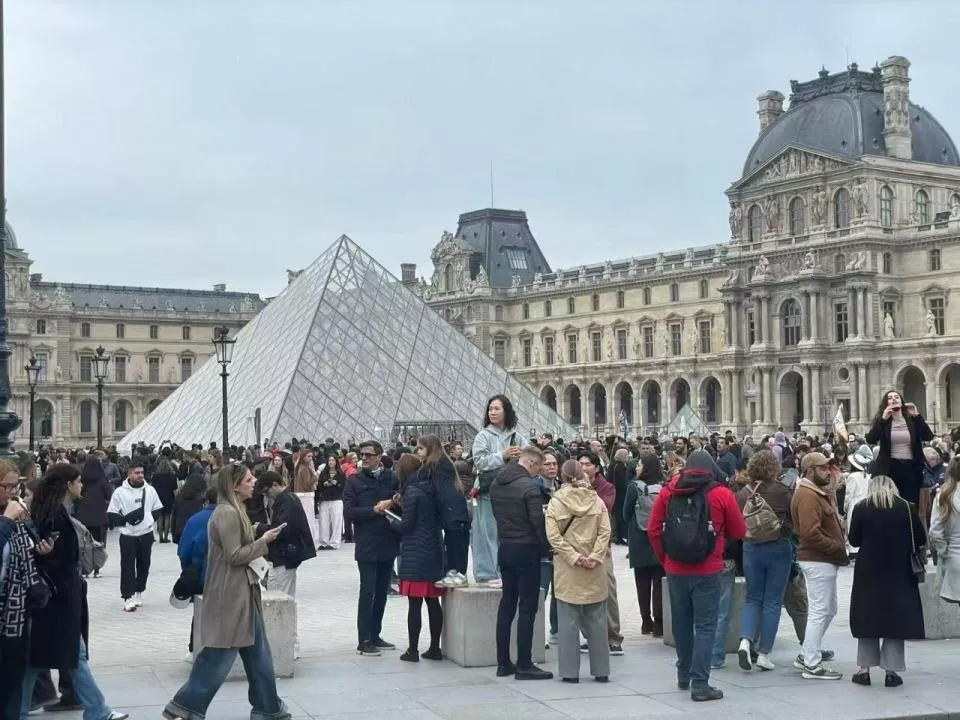 “我与劫匪近在咫尺”:中国游客亲历卢浮宫大劫案现场