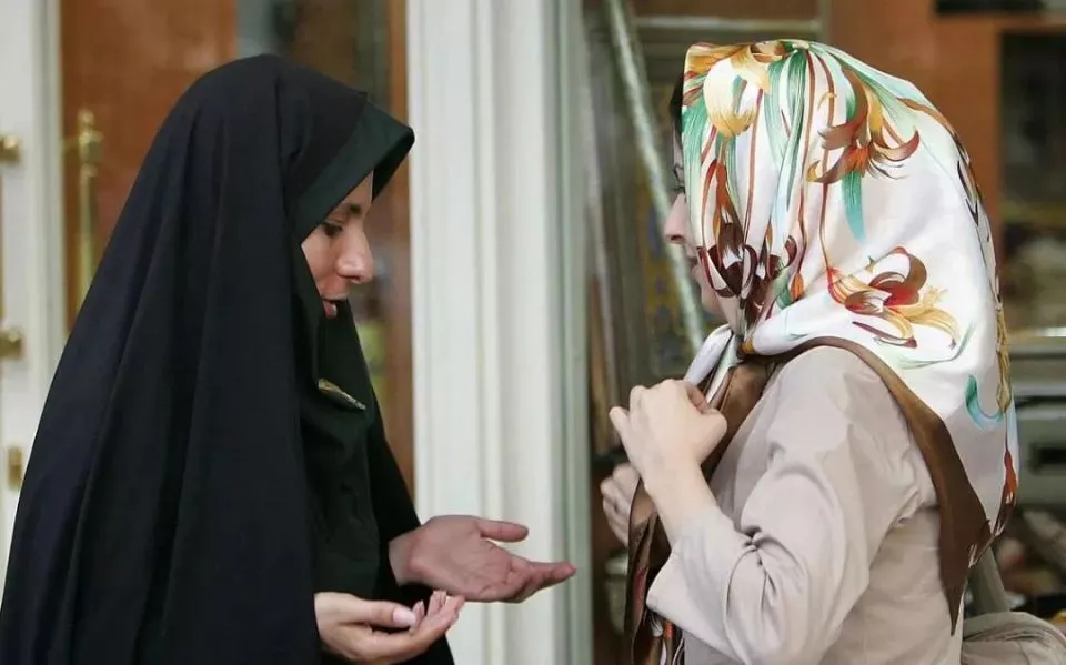 抗争40余年,伊朗女性仍不能合法摘下头巾